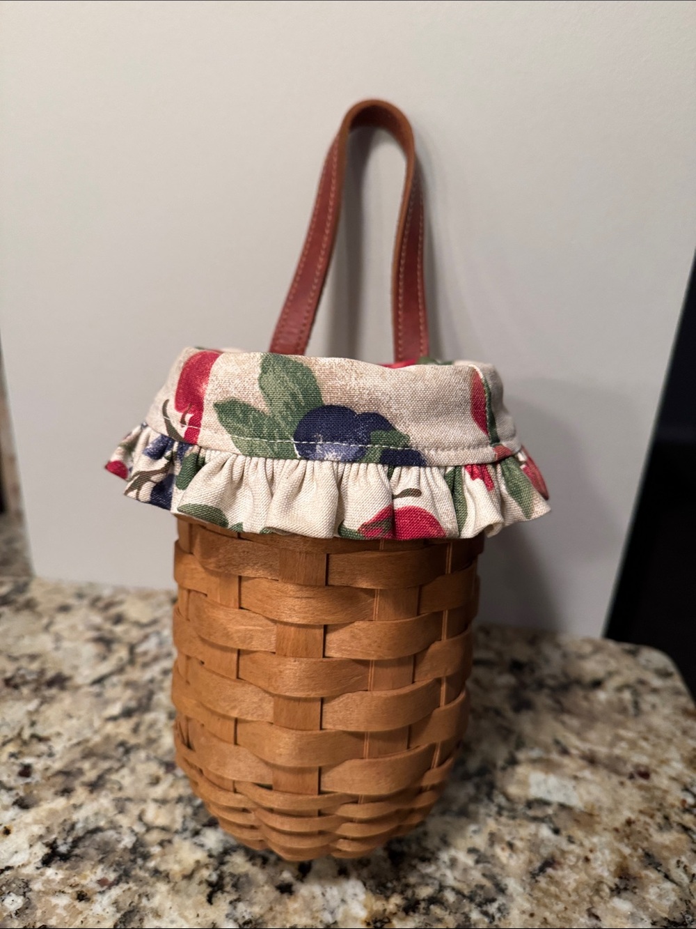 Longaberger - large gatehouse hanging basket with leather strap 2003